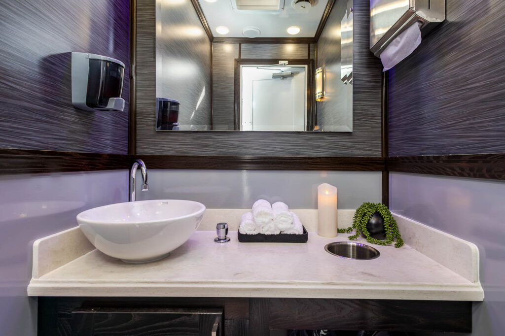 Luxury restroom trailers | coppper collar services